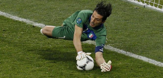 Italia Inghilterra, rigore parato di Buffon