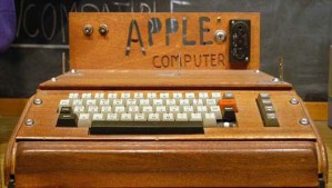 Apple 1 con il caratteristico involucro in legno
