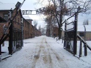 1024px-auschwitz_i_entrance_snow
